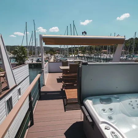 Marina Luxury Houseboat Lavender *