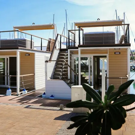 別荘 Marina Luxury Houseboat Lavender ポルトローシュ
