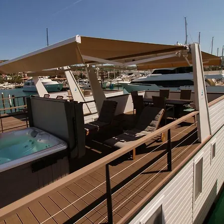 Marina Luxury Houseboat Lavender 別荘 ポルトローシュ