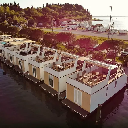 Marina Luxury Houseboat Lavender *