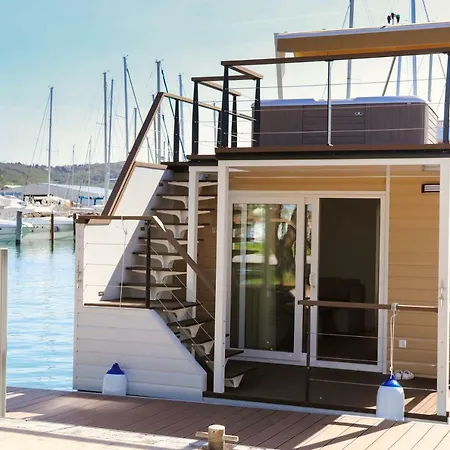 Marina Luxury Houseboat Lavender *