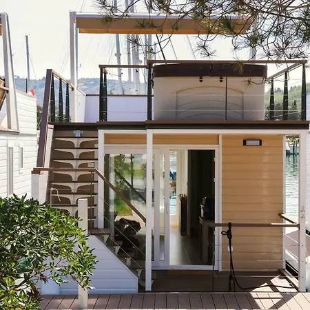Marina Luxury Houseboat Lavender *
