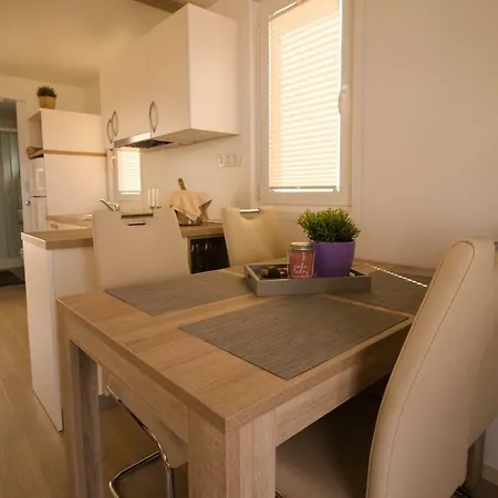 Marina Luxury Houseboat Lavender *