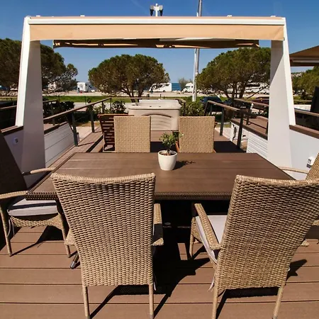 Marina Luxury Houseboat Lavender *