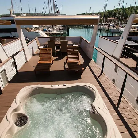 Marina Luxury Houseboat Lavender